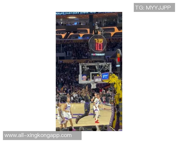 詹姆斯关键时刻暂停指挥队友成功防守上演致命抢断精彩瞬间