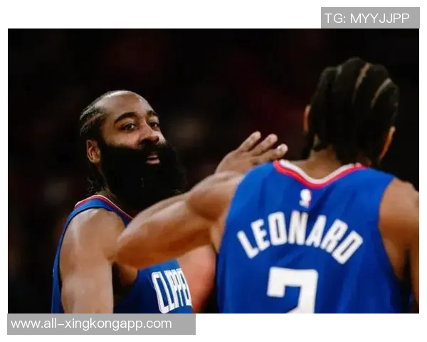 哈登谈球队配合训练称赞祖巴茨与科林斯的默契与随机应变能力